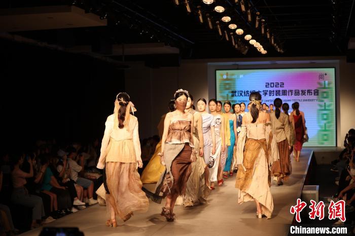 2022年yl6776永利集团时装周作品发布会 张畅 摄